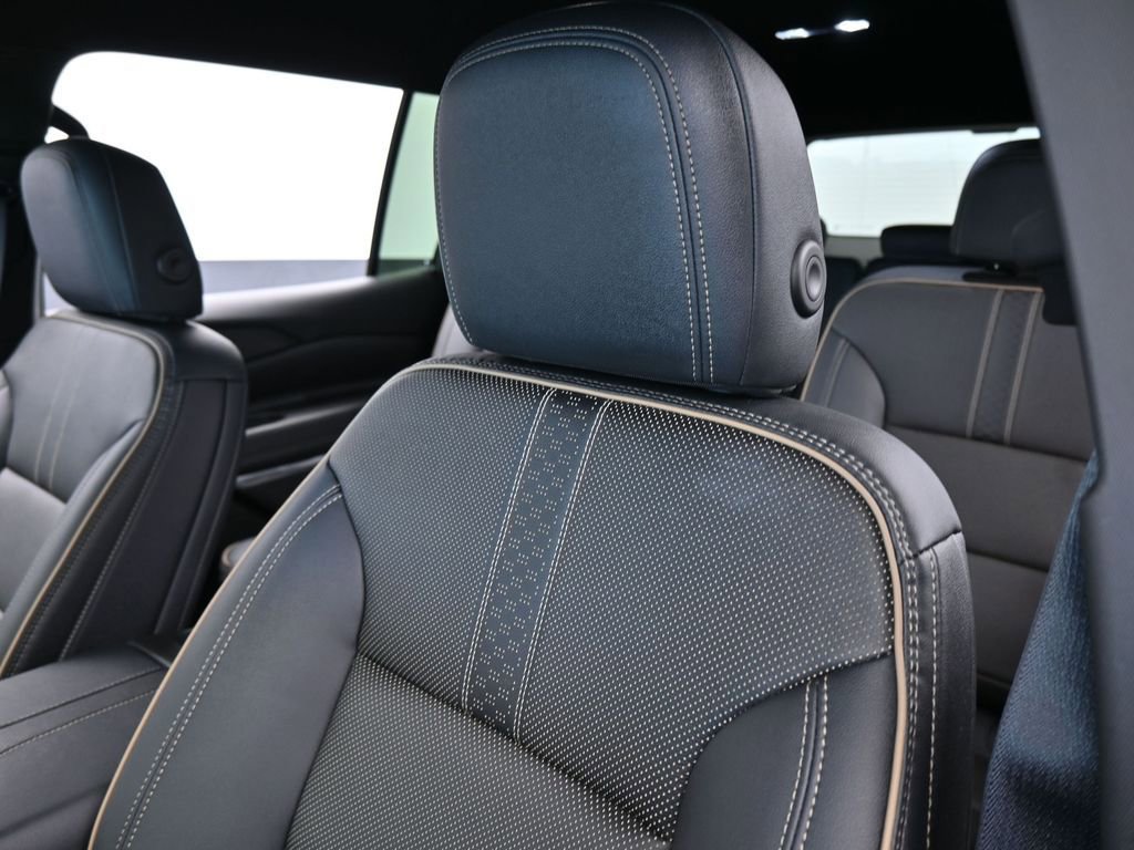 Used 2025 Chevrolet Traverse High Country image 17