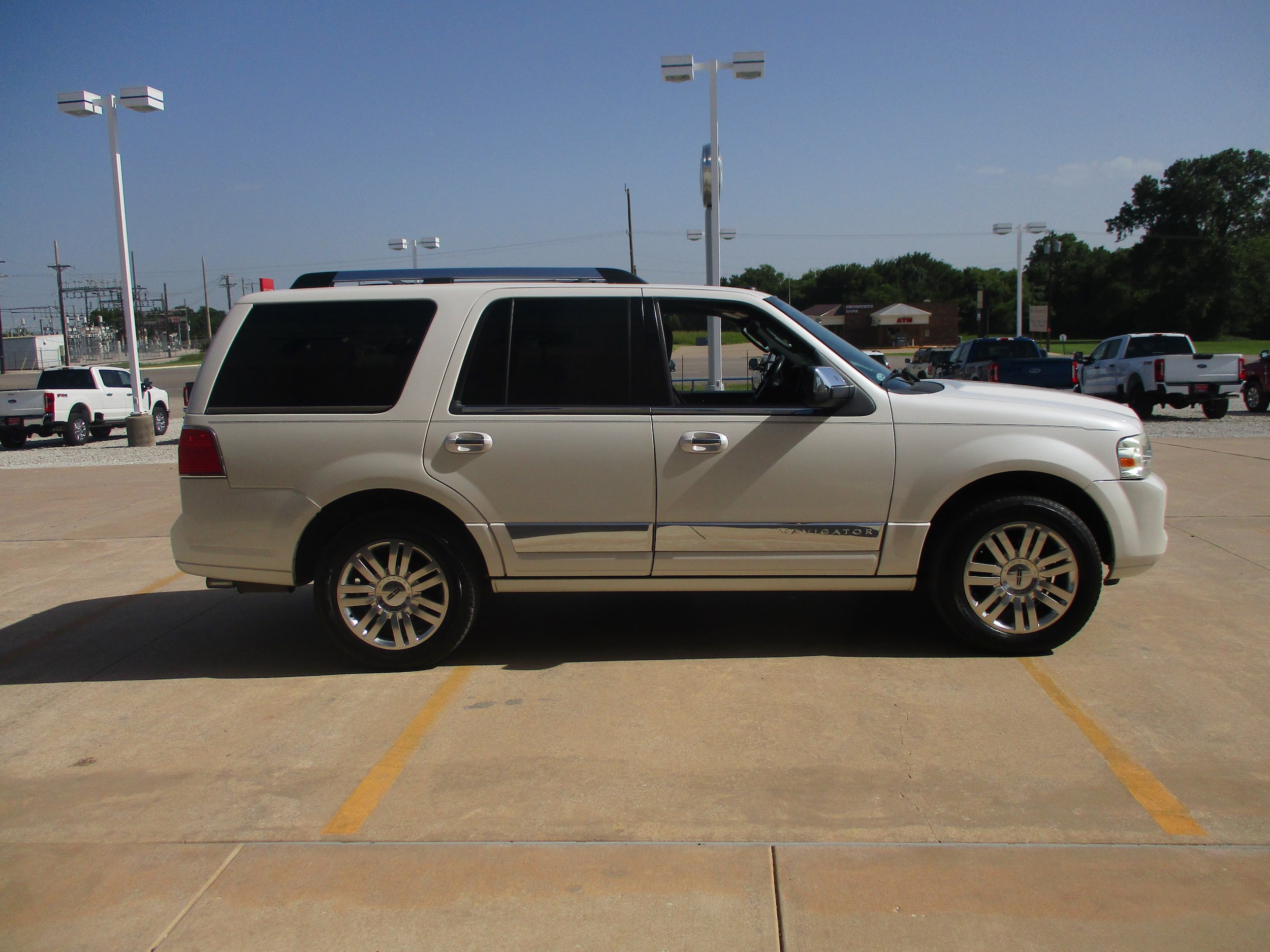 Used 2014 Lincoln Navigator 2WD image 9