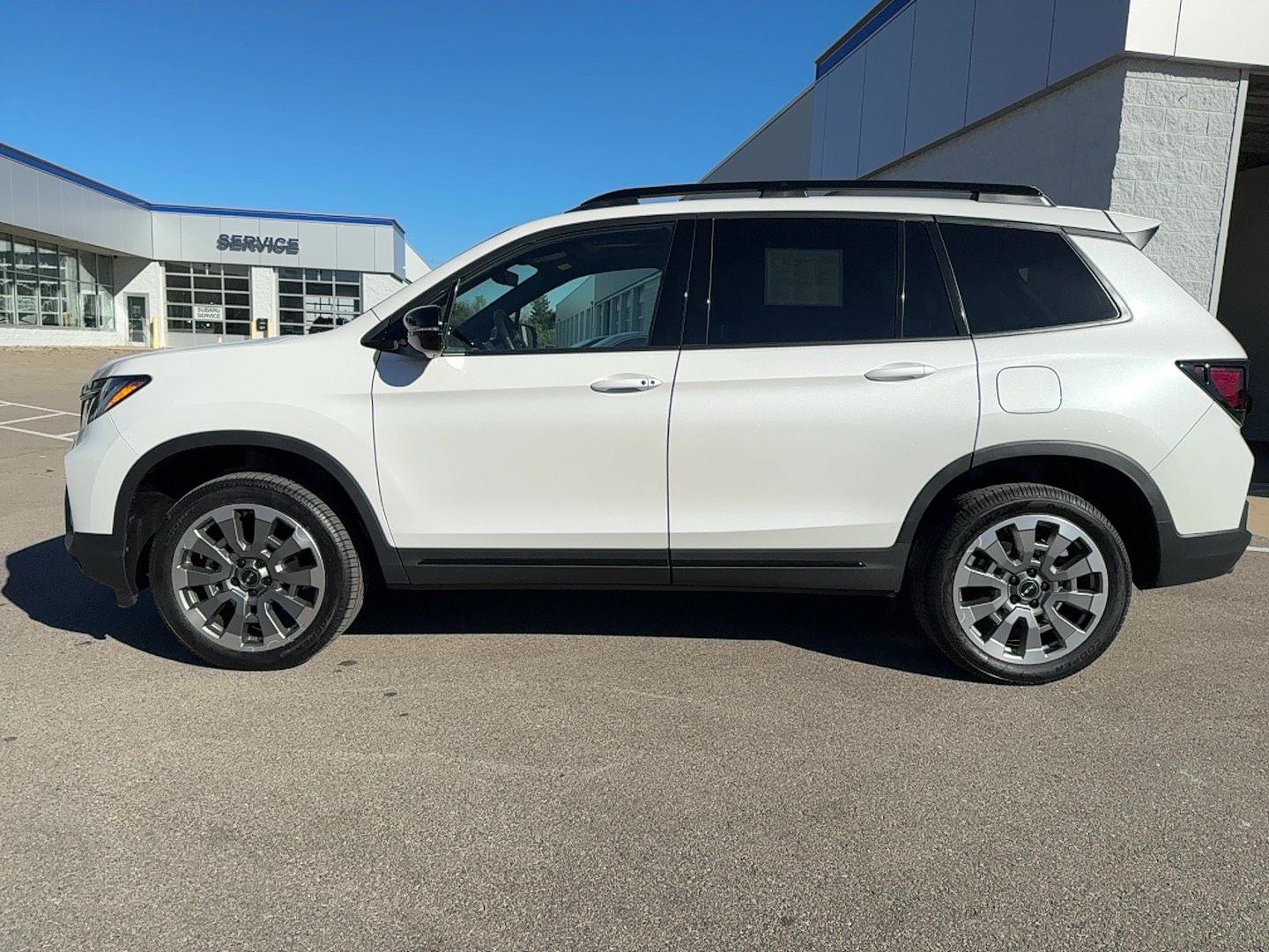 Used 2025 Honda Passport Black Edition image 4