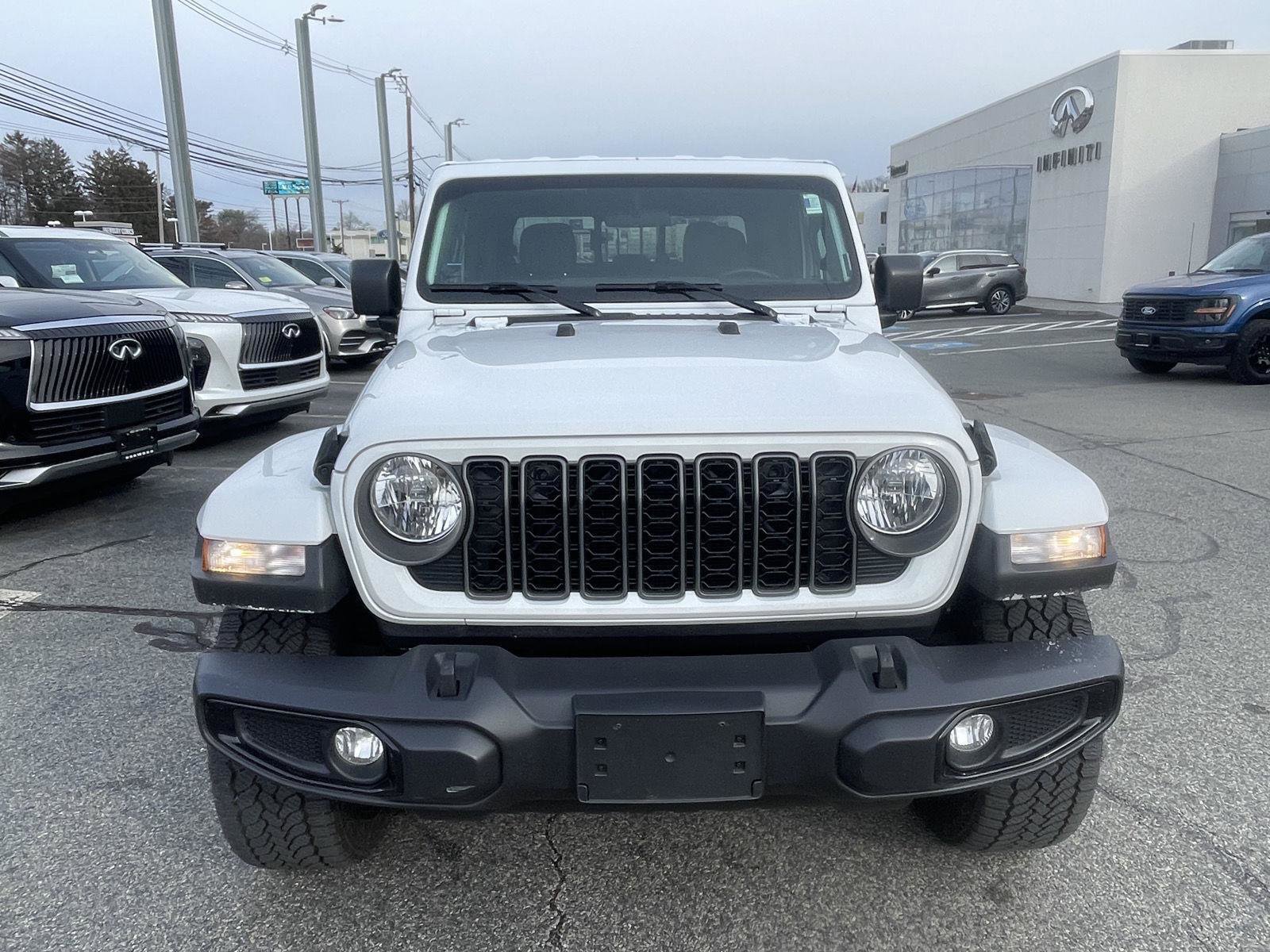 Used 2025 Jeep Gladiator Sport image 2