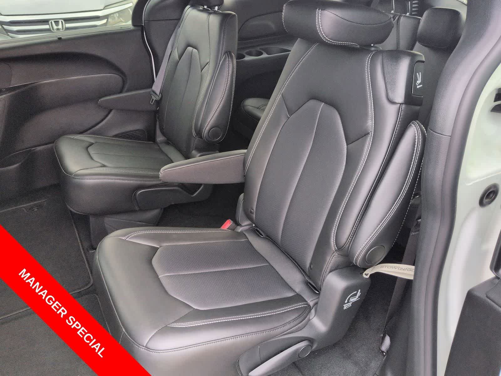 New 2026 Chrysler Pacifica Select FWD image 17