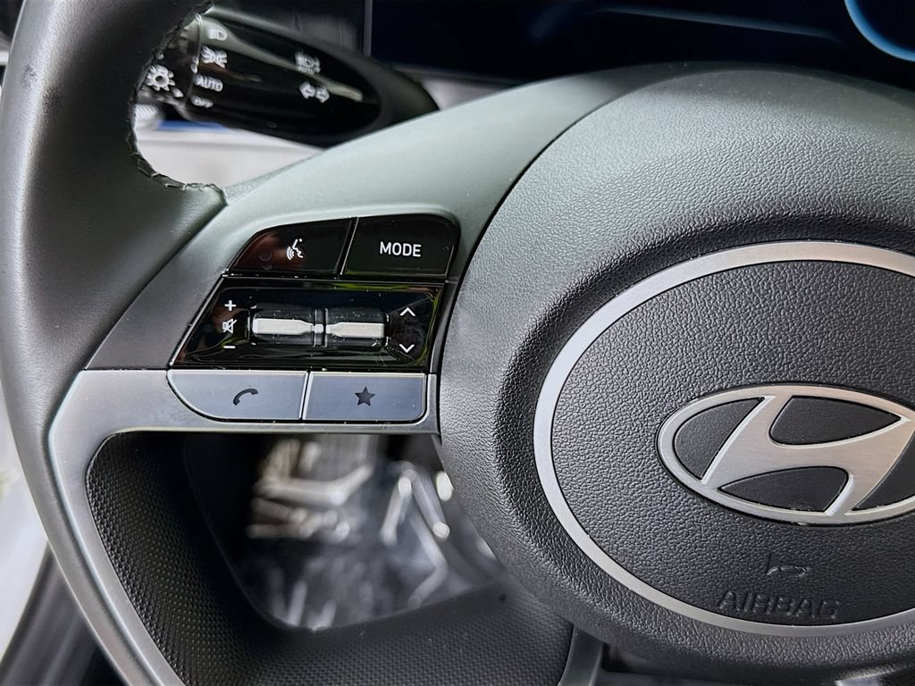 Certified 2025 Hyundai Elantra Limited FWD image 24