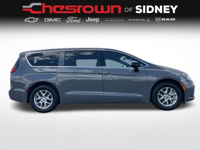 Used 2025 Chrysler Pacifica Select FWD image 11