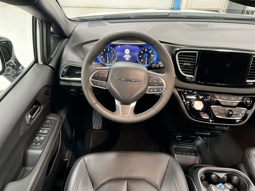 Used 2025 Chrysler Pacifica Select image 11