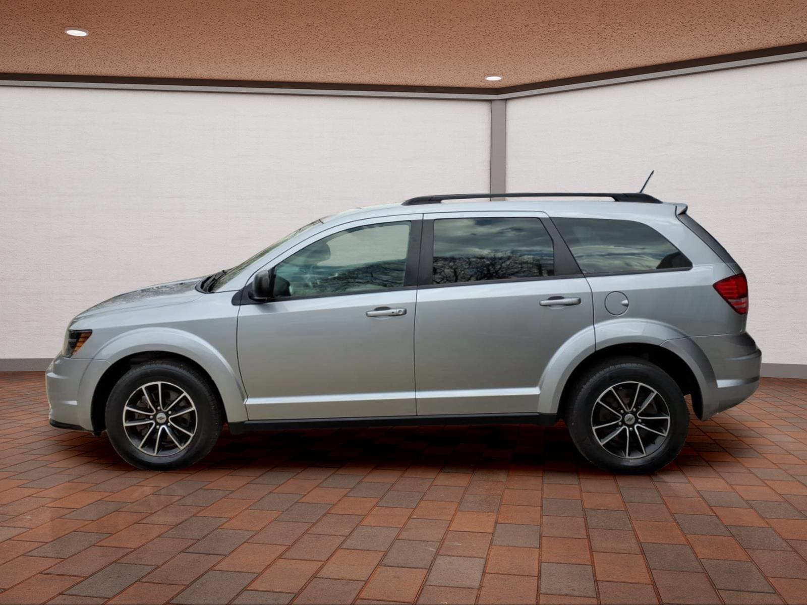 Used 2018 Dodge Journey SE w/ Blacktop Package FWD image 3