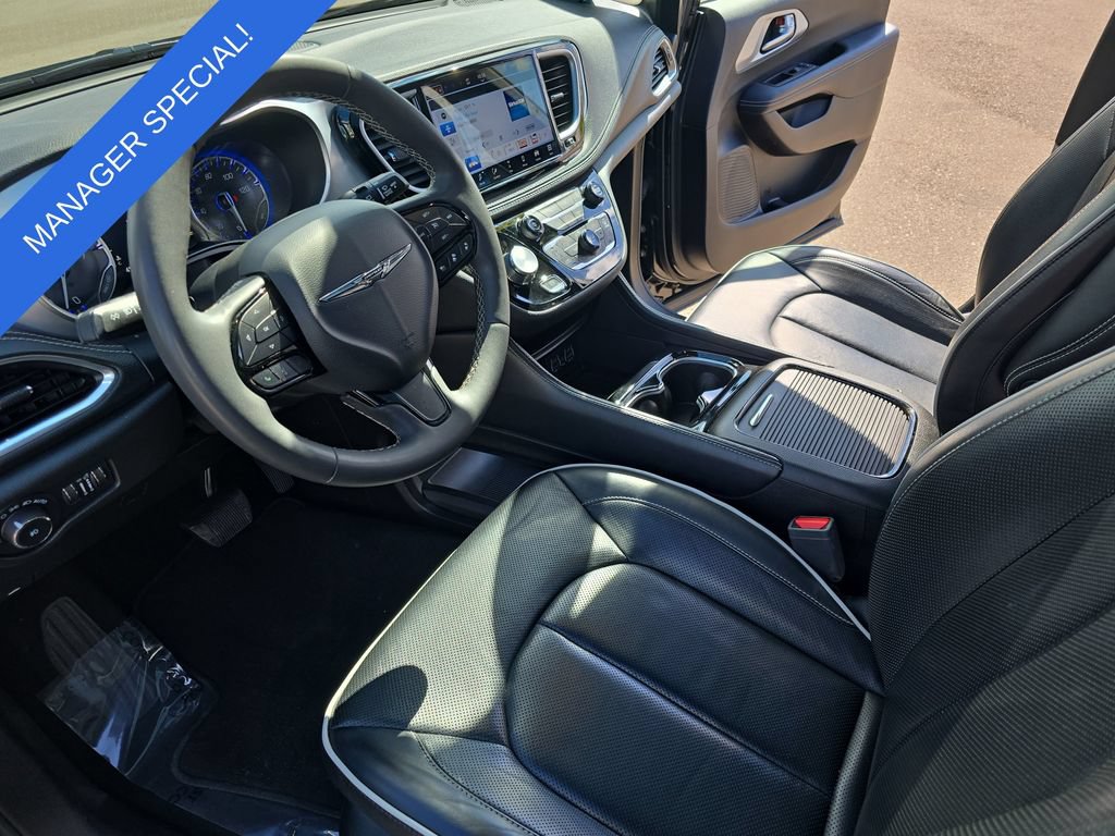 Used 2025 Chrysler Pacifica Limited FWD image 18