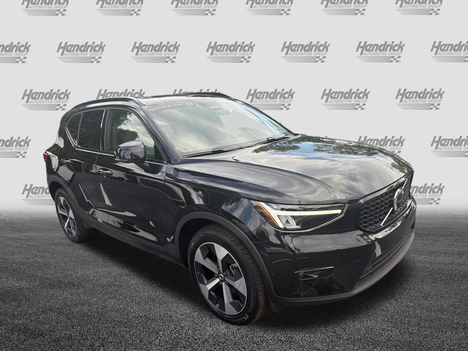 Certified 2025 Volvo XC40 B5 Plus AWD/4WD image 2