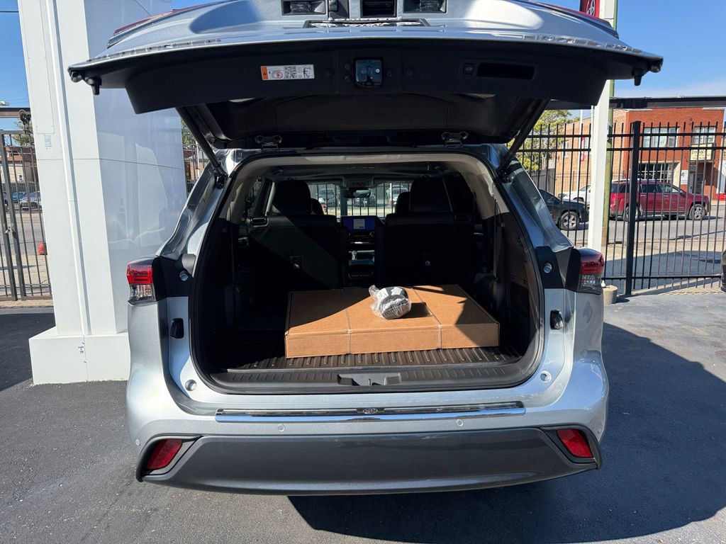 New 2025 Toyota Highlander Limited image 29