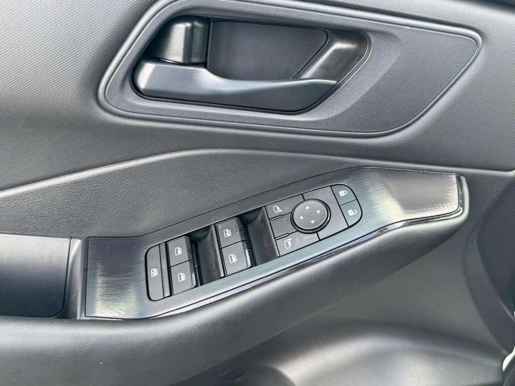 Used 2025 Nissan Rogue S image 15