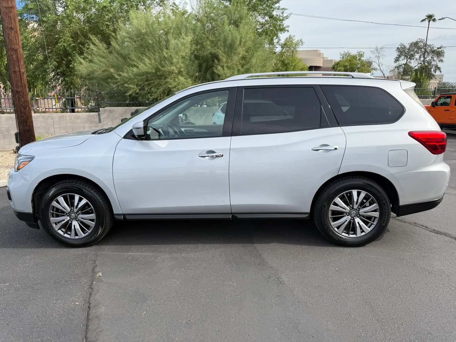 Used 2019 Nissan Pathfinder SL AWD/4WD image 8