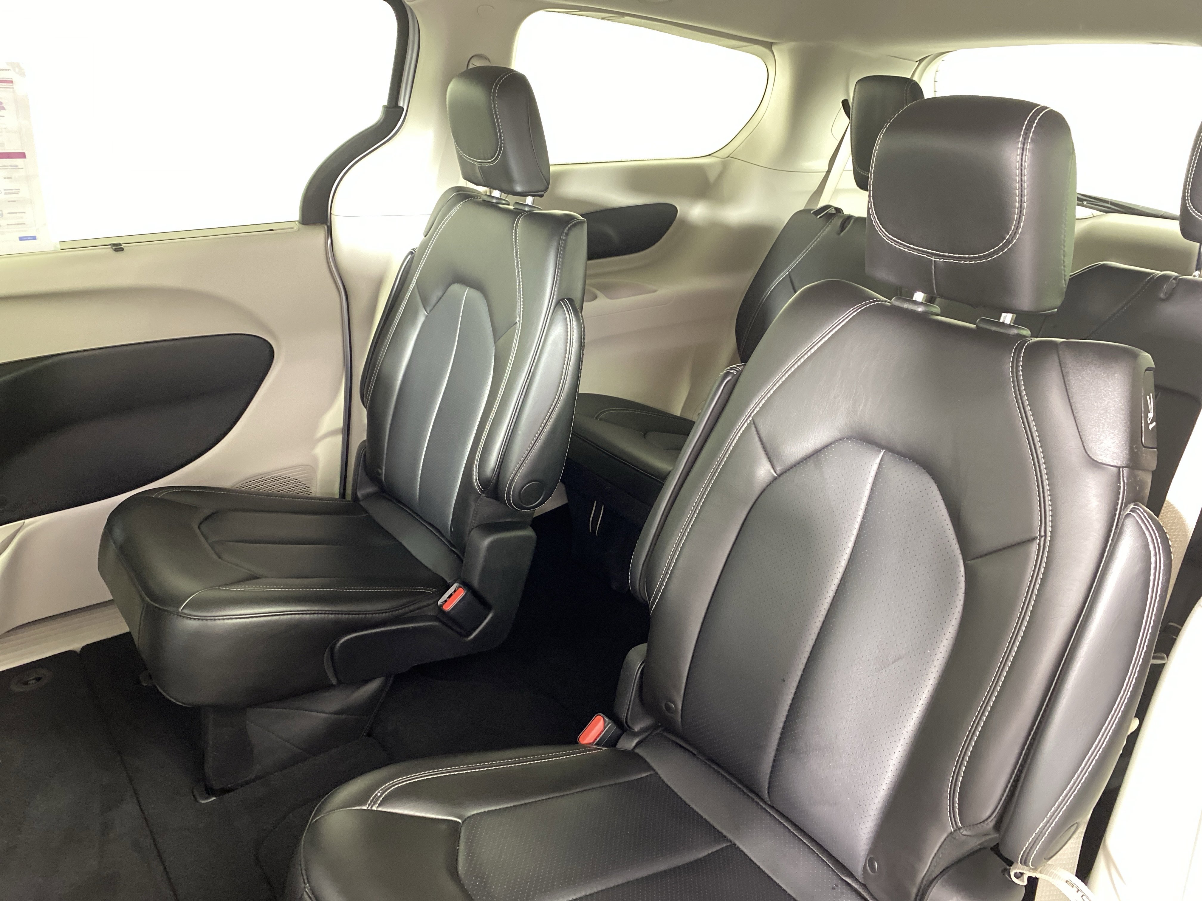 Used 2023 Chrysler Pacifica Touring-L image 32