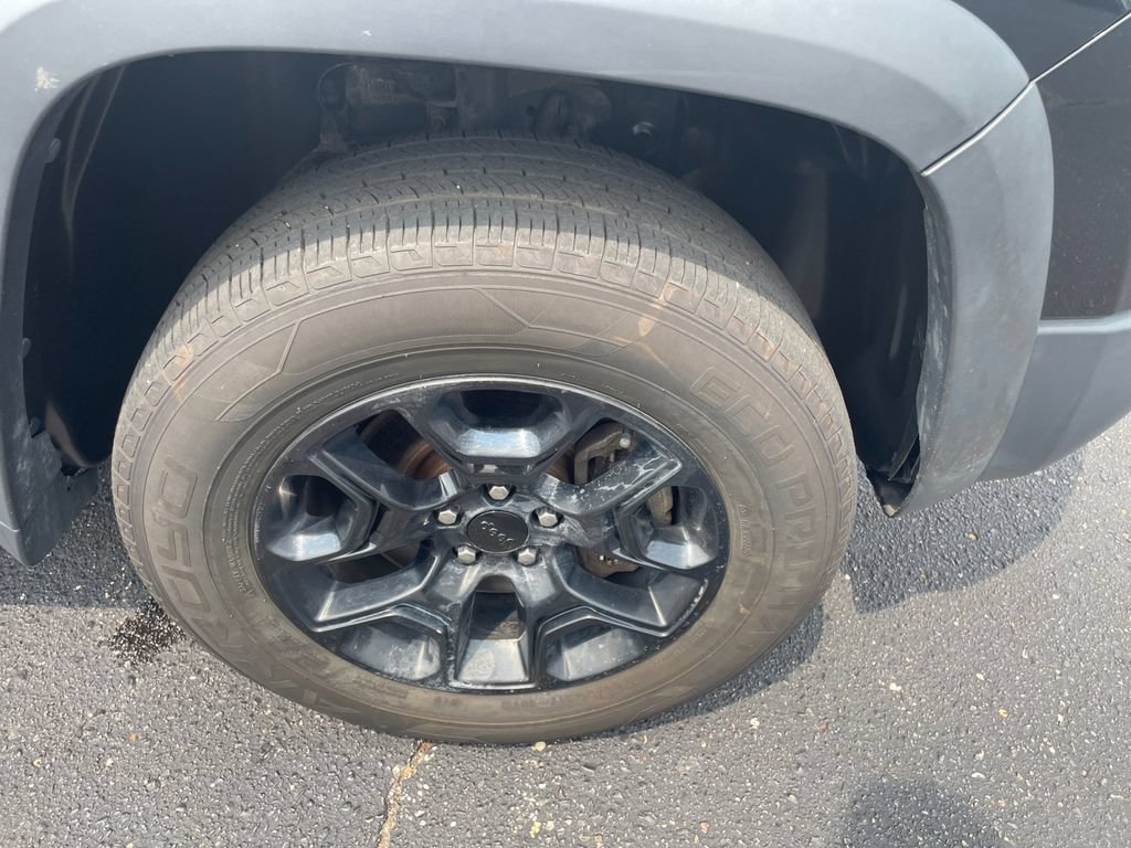 Used 2019 Jeep Cherokee Trailhawk AWD/4WD image 9