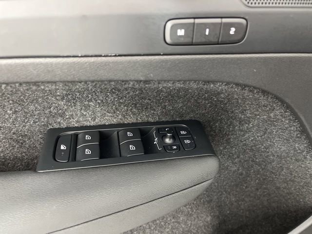 Used 2023 Volvo XC40 B5 Plus w/ Driver Assist Package AWD/4WD image 32