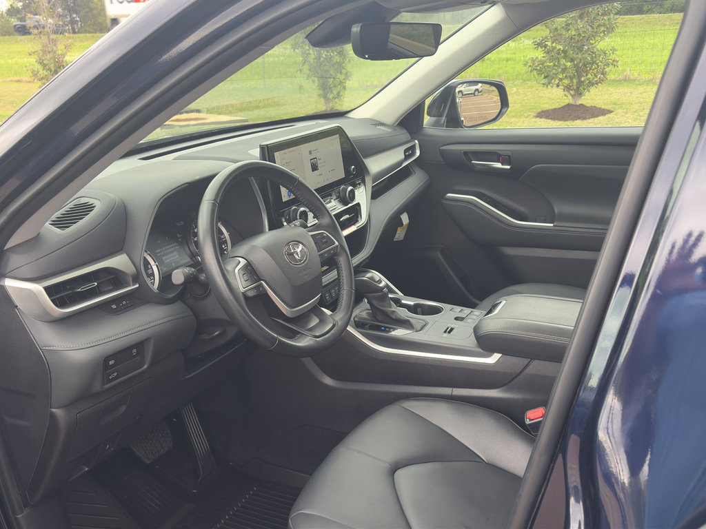 Used 2025 Toyota Highlander XLE image 10