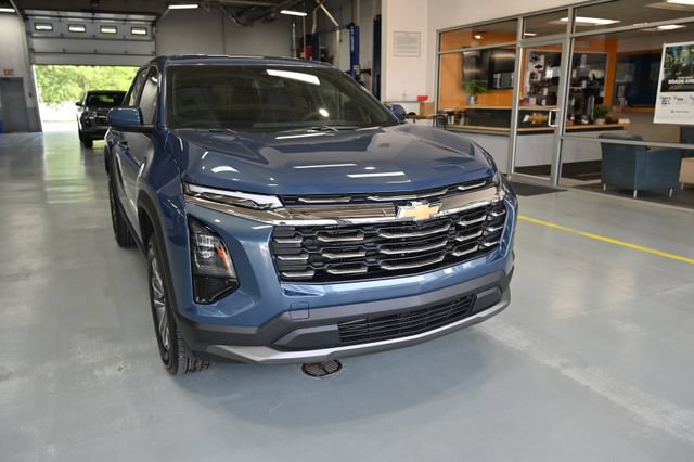 New 2027 Chevrolet Equinox LT w/ Convenience Package II FWD image 3