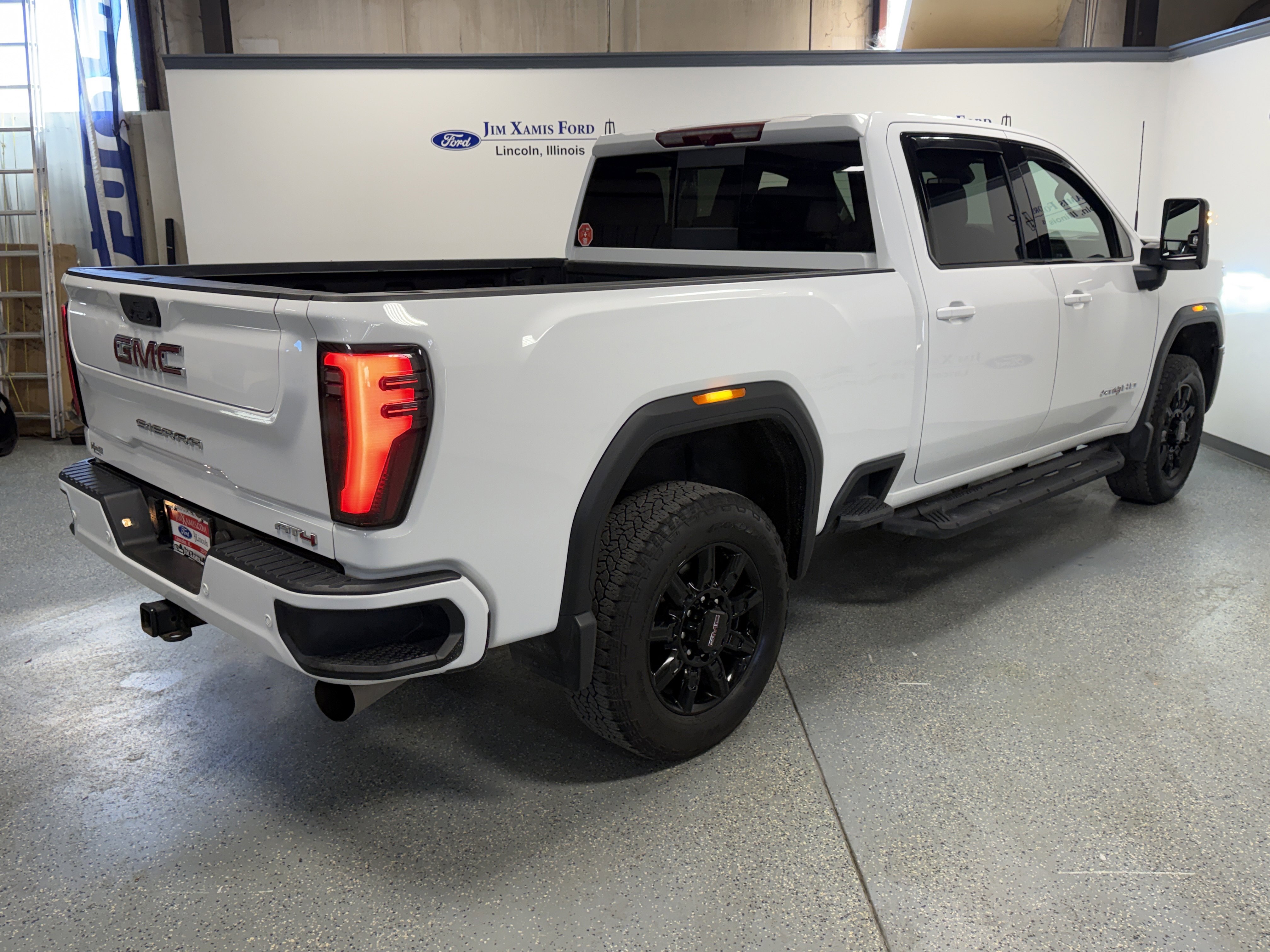 Used 2024 GMC Sierra 2500 AT4 w/ AT4 Preferred Package image 6