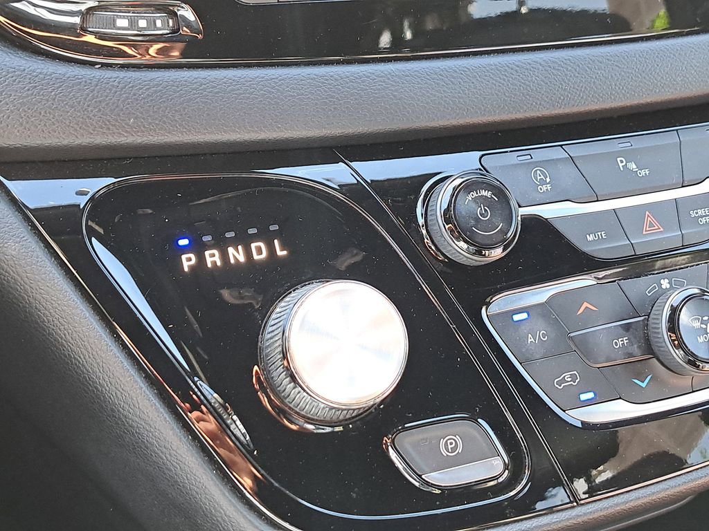 Used 2020 Chrysler Pacifica Touring-L w/ S Appearance Package image 23