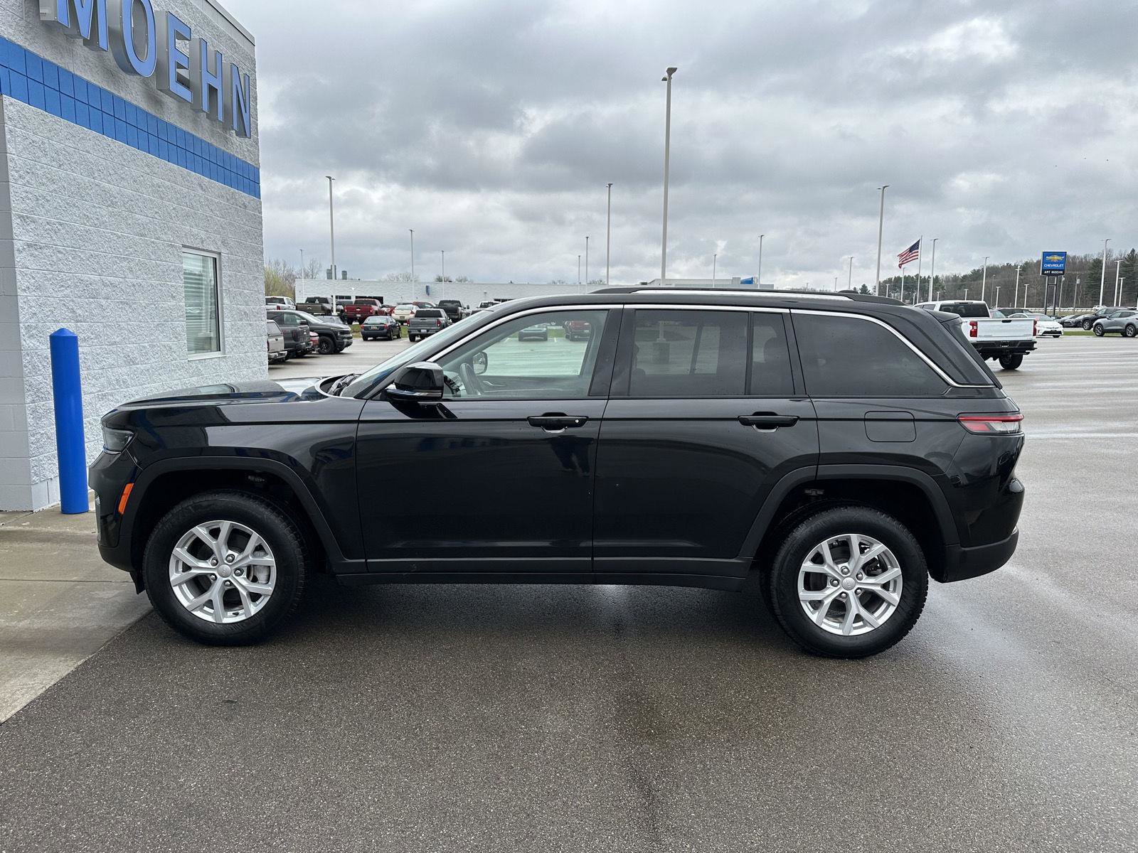 Used 2023 Jeep Grand Cherokee Limited AWD/4WD image 2