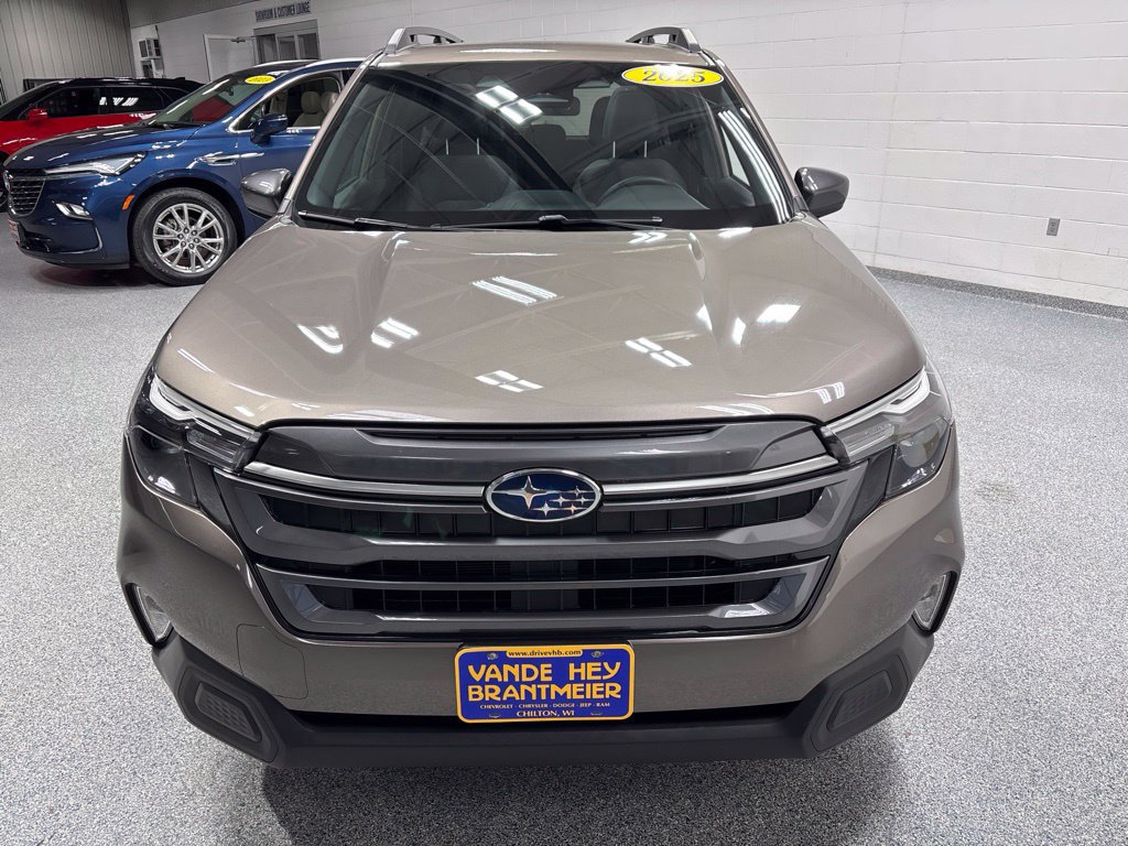 Used 2025 Subaru Forester Premium AWD/4WD image 2