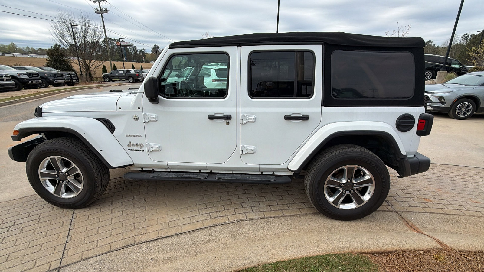 Used 2018 Jeep Wrangler Unlimited Sahara AWD/4WD image 11