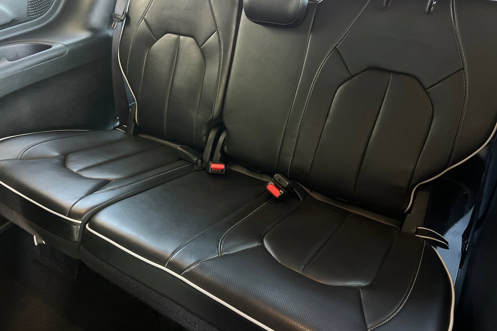 Used 2022 Chrysler Pacifica Limited w/ Uconnect Theater Family Group FWD image 20