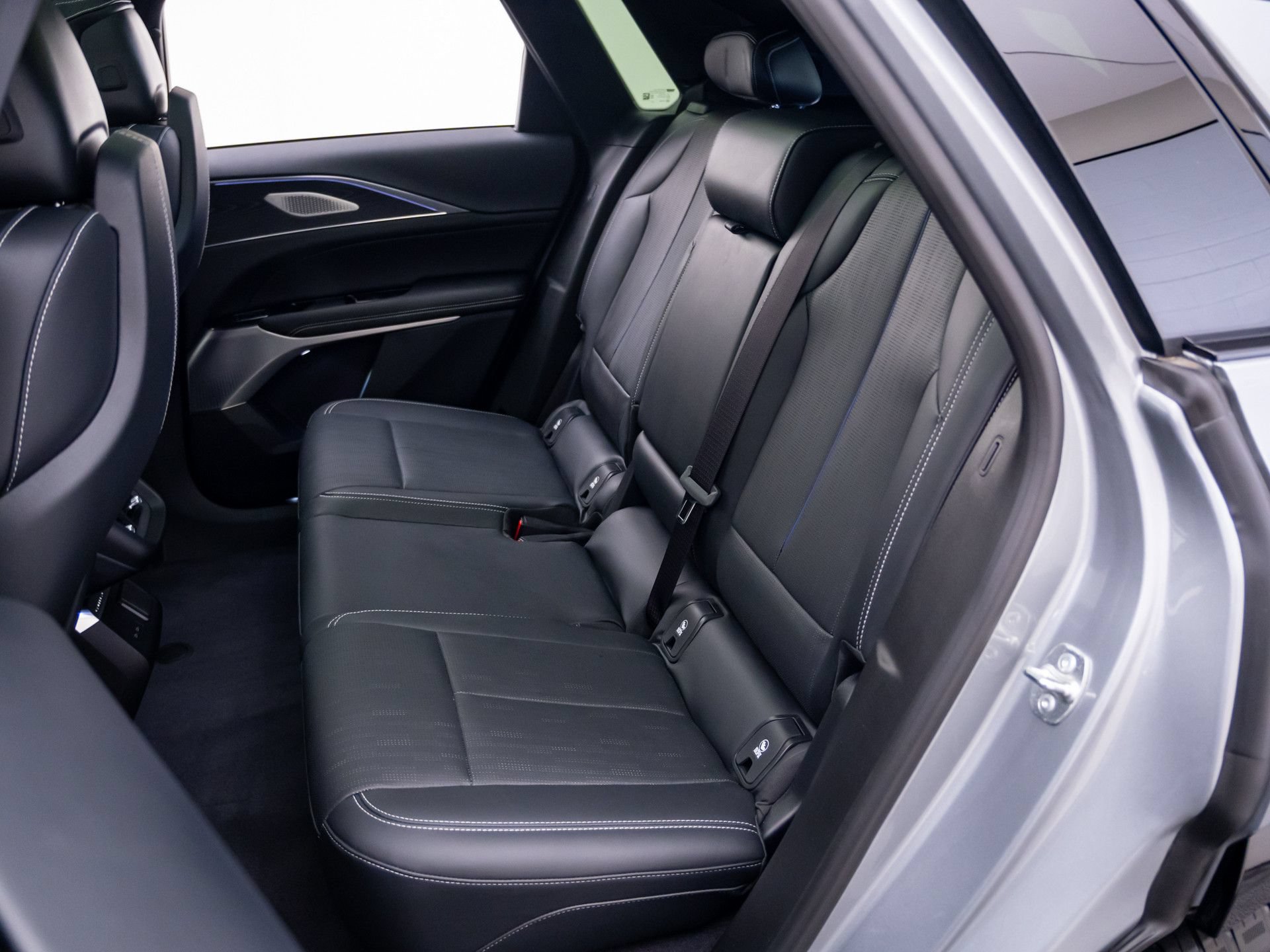 Certified 2024 Cadillac Lyriq Luxury w/ LPO, Floor Liner Package AWD/4WD image 20