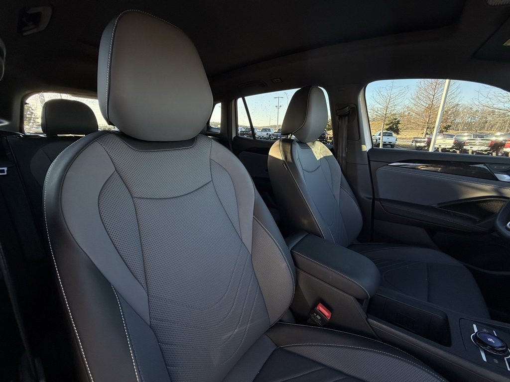 Used 2025 Volkswagen Tiguan SE R-Line image 30