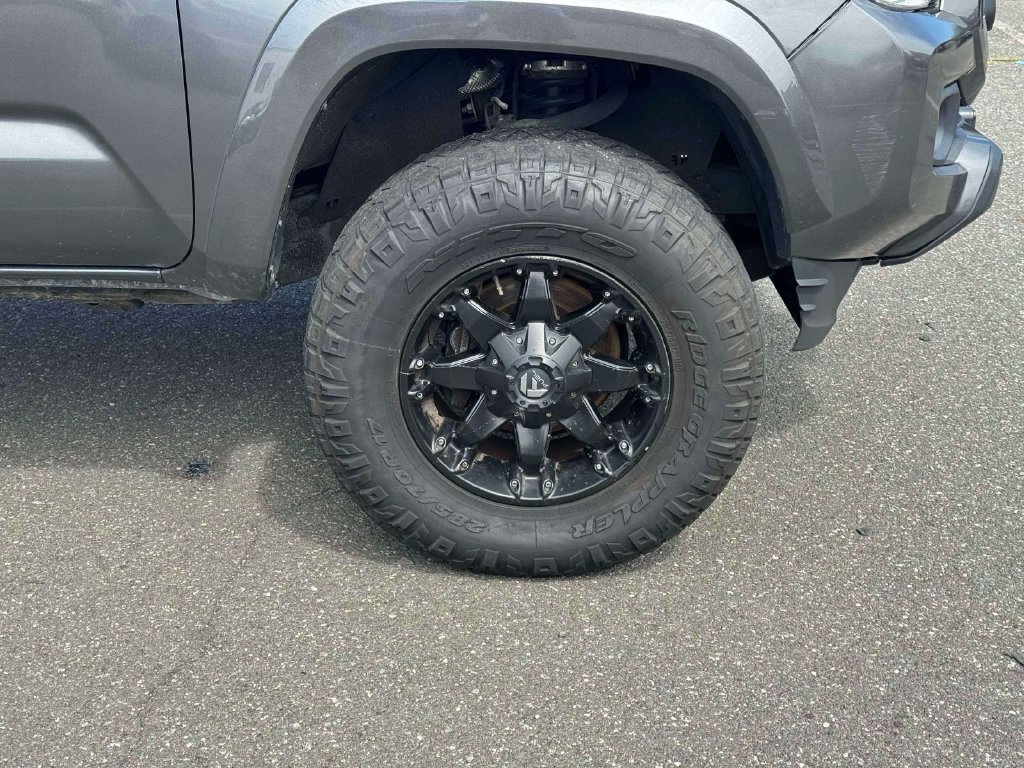 Used 2022 Toyota Tacoma SR5 AWD/4WD image 9