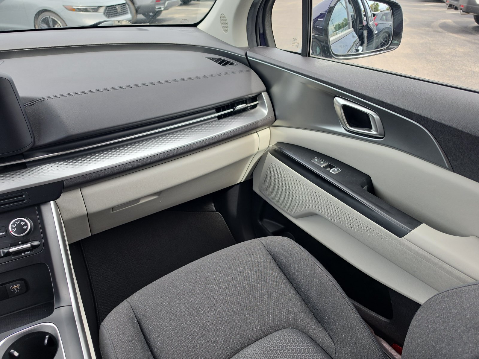 Used 2024 Kia Carnival LX FWD image 11