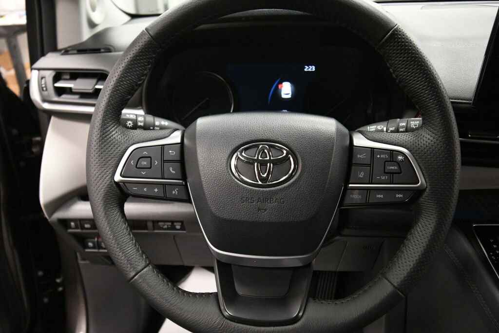Used 2024 Toyota Sienna Limited image 13