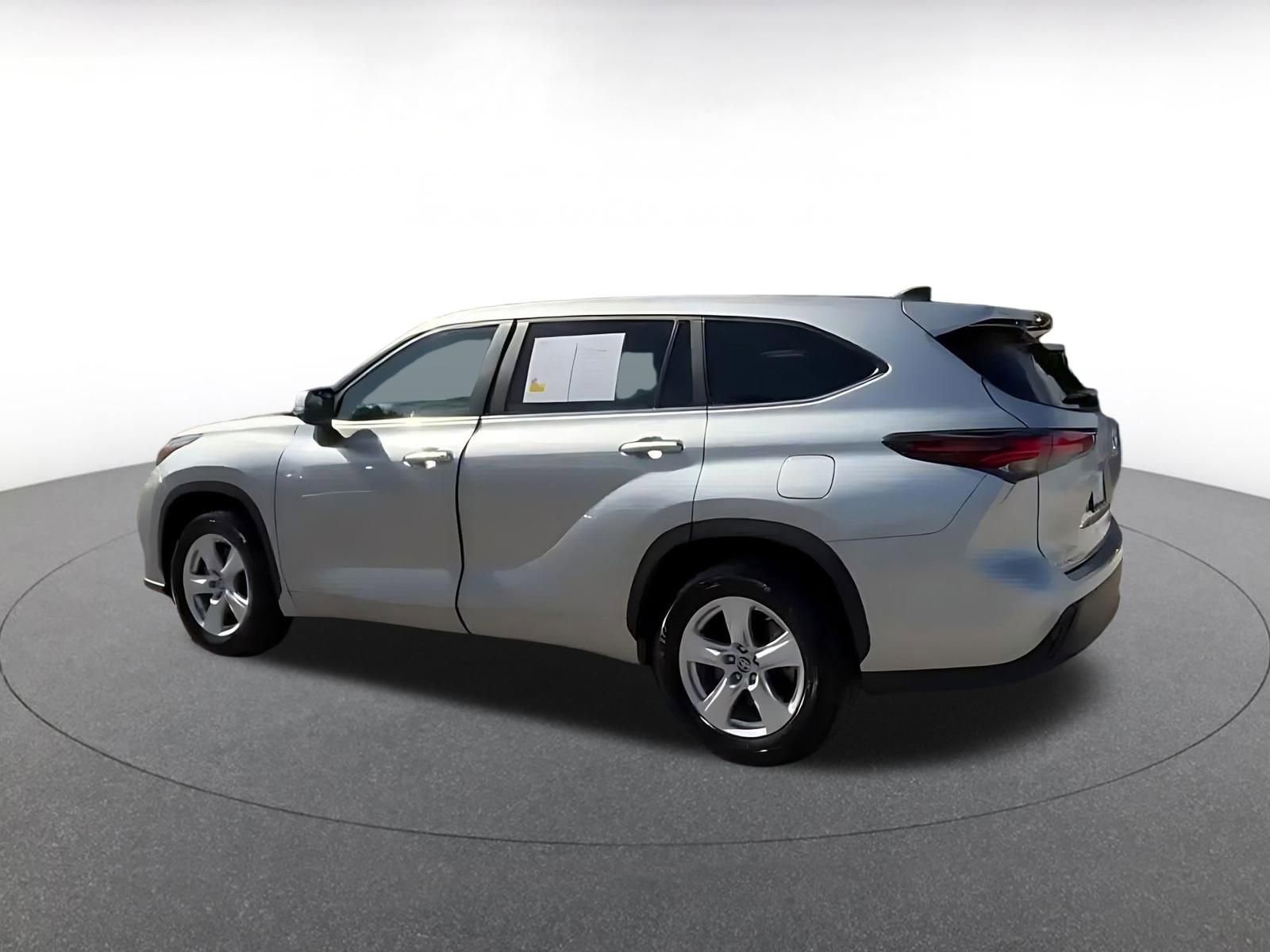 Used 2025 Toyota Highlander LE FWD image 9