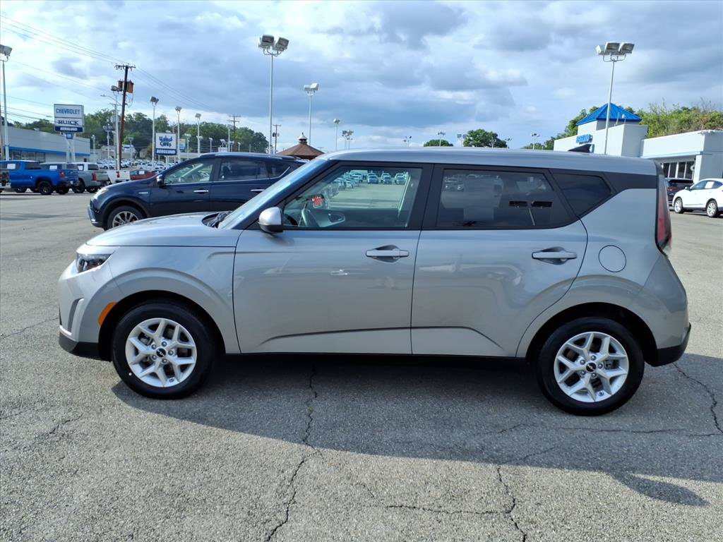 Used 2025 Kia Soul LX w/ LX Technology Package FWD image 7