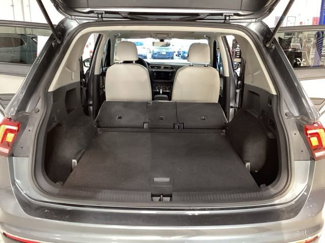 Used 2020 Volkswagen Tiguan SE w/ Panoramic Sunroof Package AWD/4WD image 16