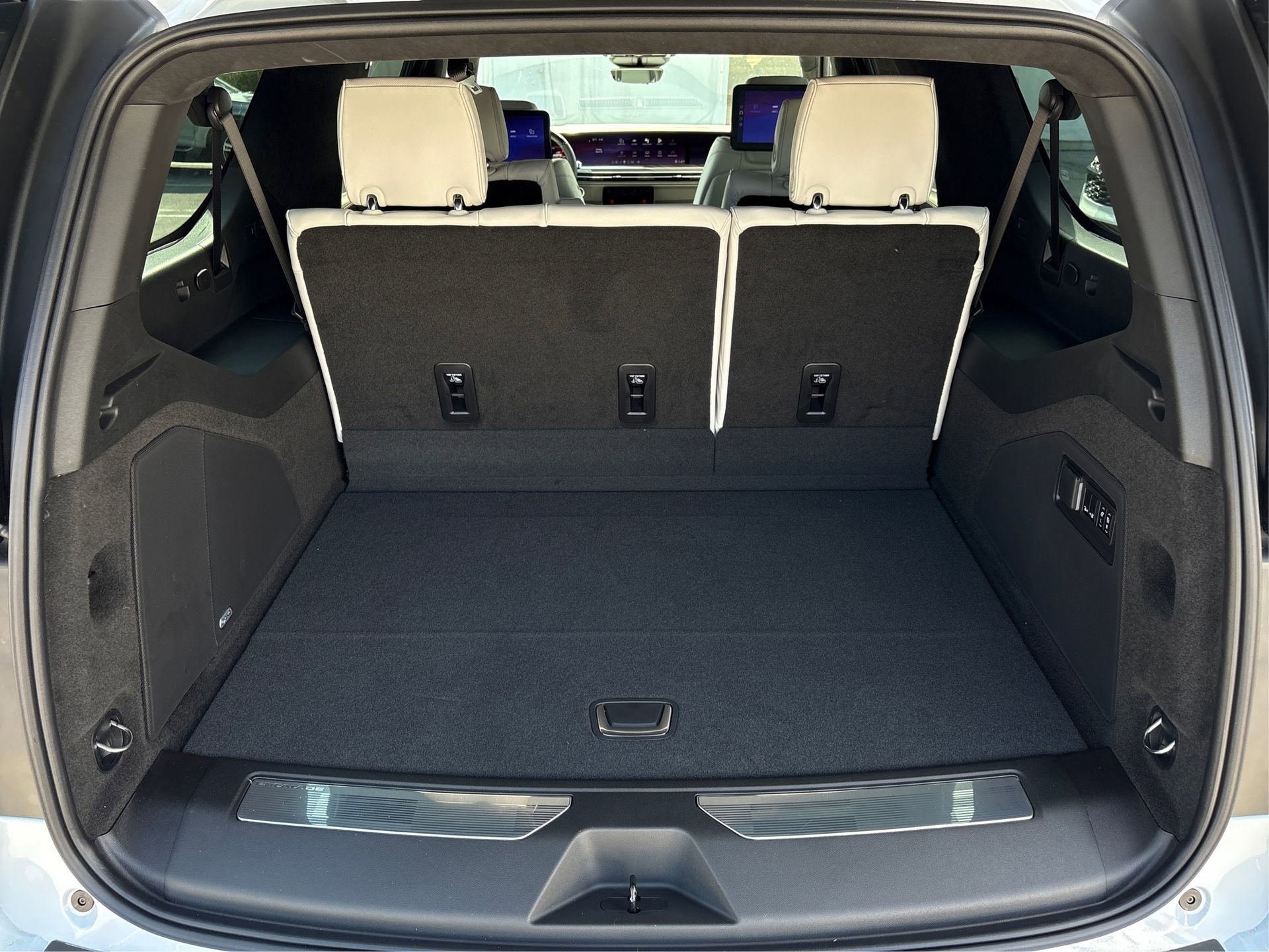 New 2026 Cadillac Escalade ESV Platinum Sport w/ LPO, ONYX Package image 11