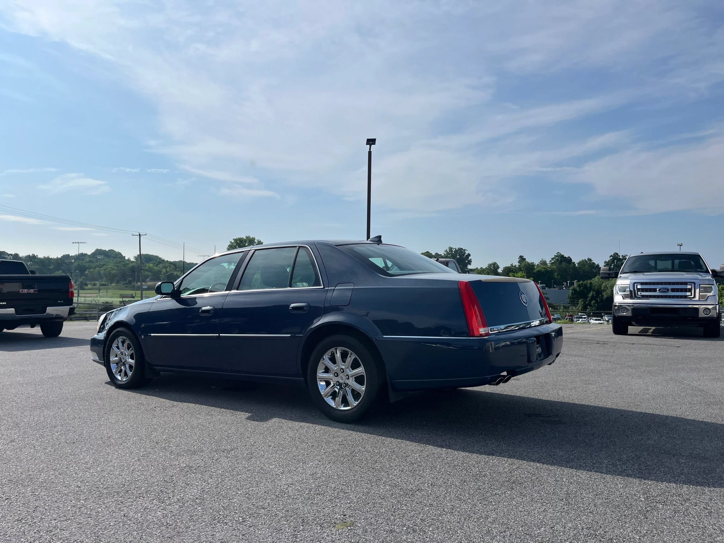 Used 2009 Cadillac DTS w/ Sun And Sound Package FWD image 28