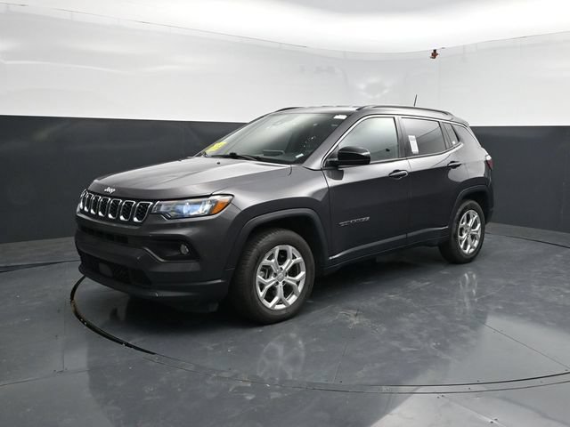 Used 2024 Jeep Compass Latitude AWD/4WD image 3