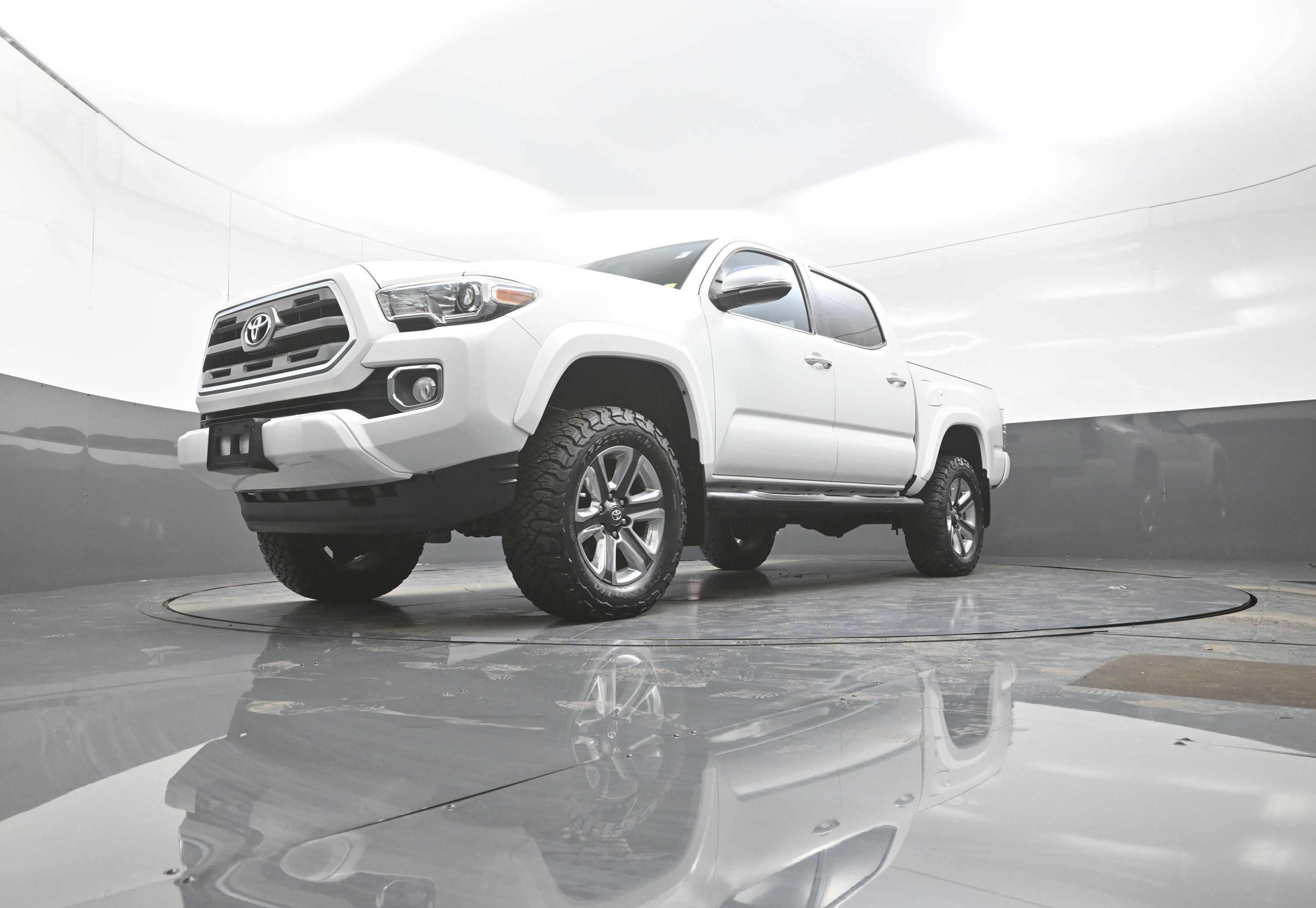 Used 2017 Toyota Tacoma Limited w/ Tow Package AWD/4WD image 11
