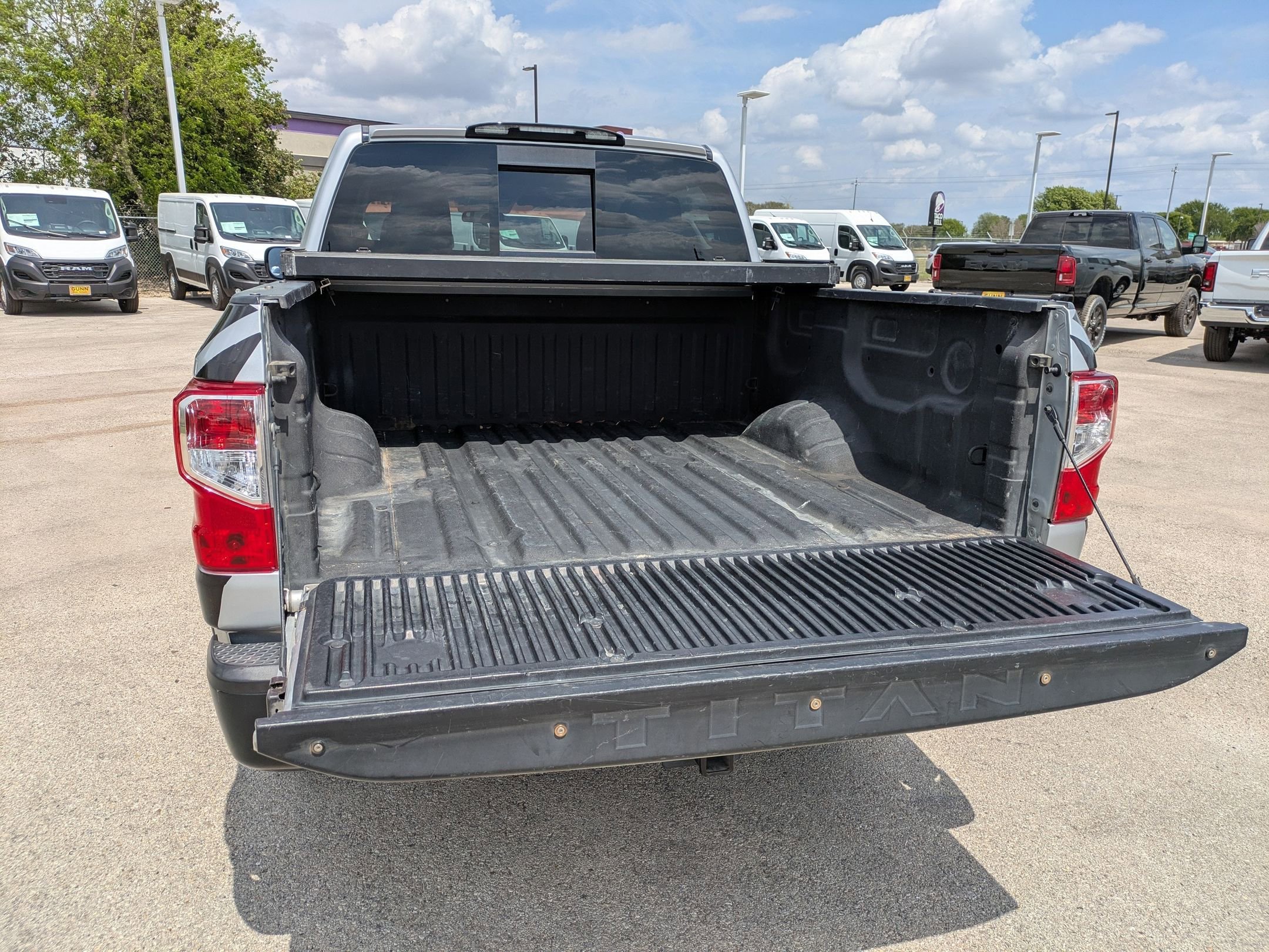 Used 2017 Nissan Titan S image 23