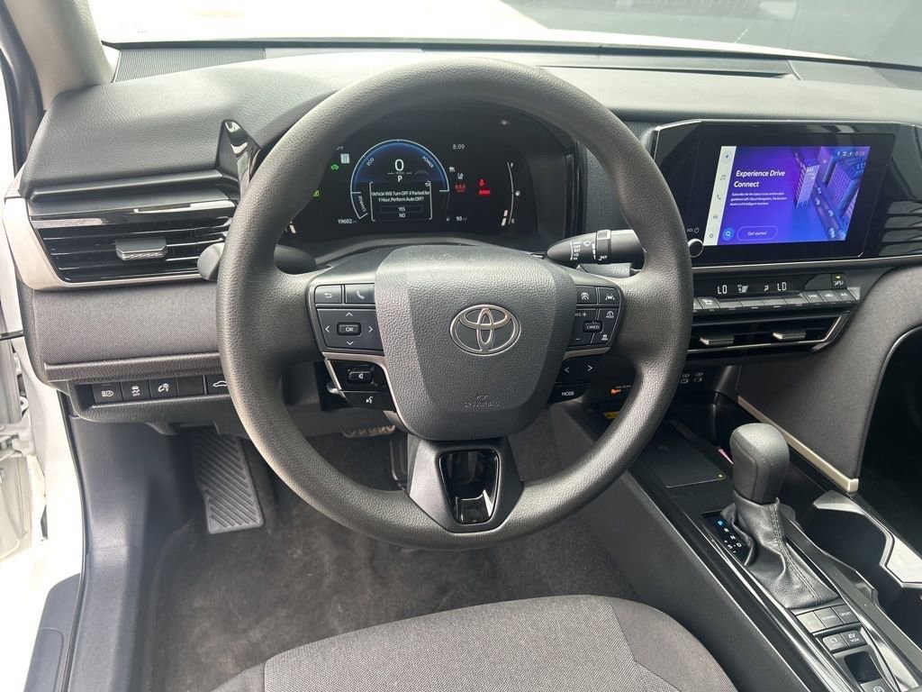 Used 2025 Toyota Camry LE image 7