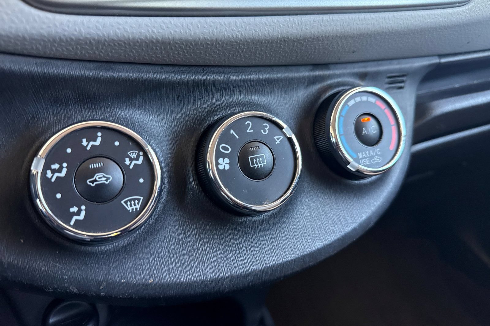 Used 2012 Toyota Yaris LE FWD image 27