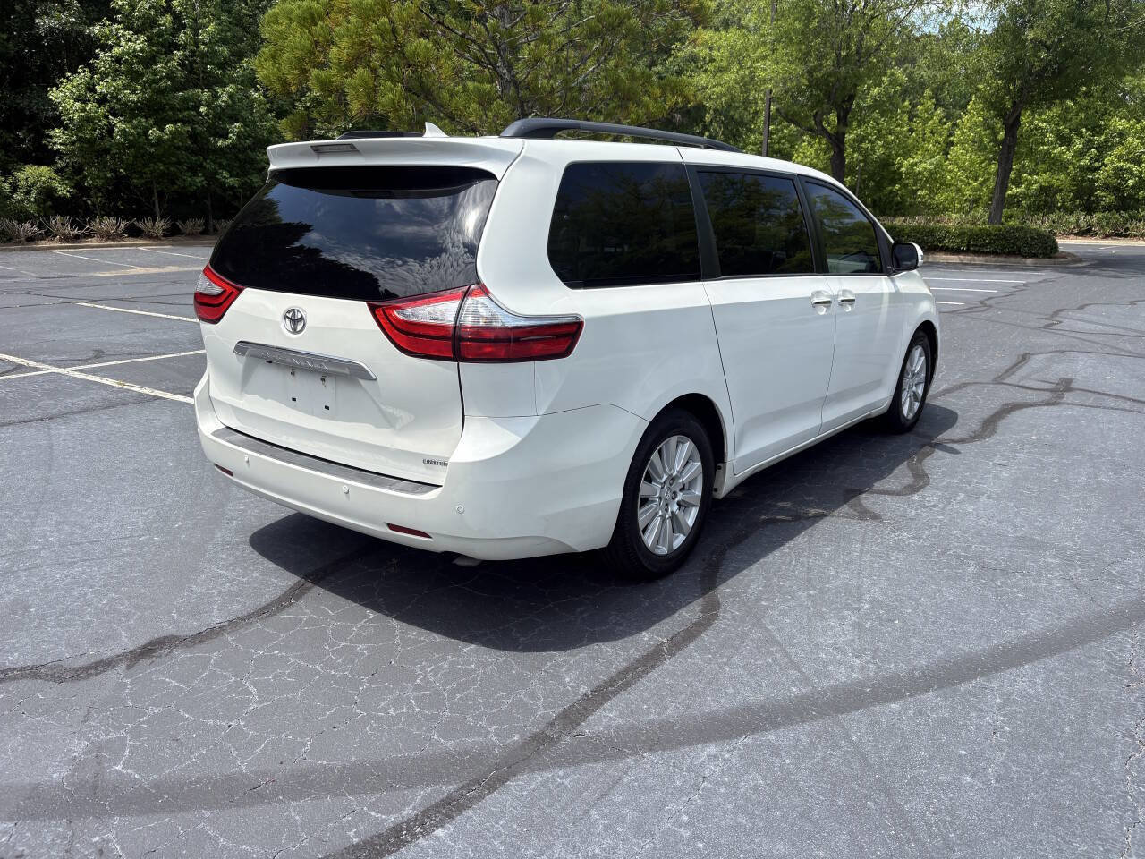 Used 2017 Toyota Sienna Limited Premium FWD image 3