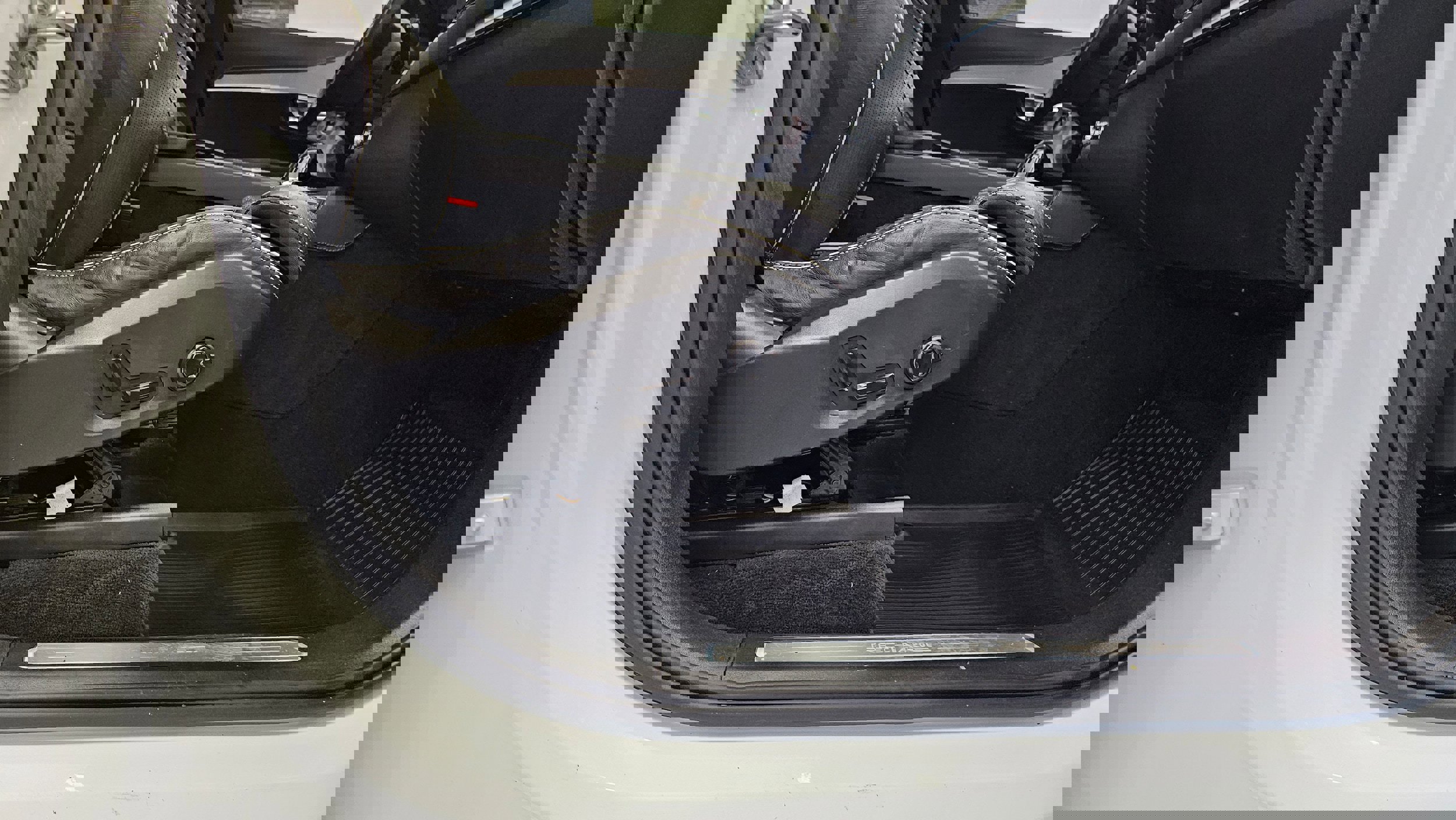 Certified 2022 Volvo XC90 T8 R-Design w/ Advanced Package image 13