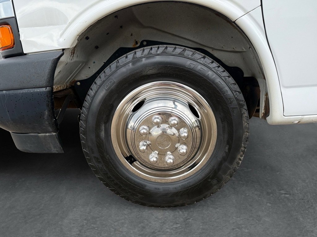 Used 2018 Chevrolet Express 3500 w/ Driver Convenience Package RWD image 28