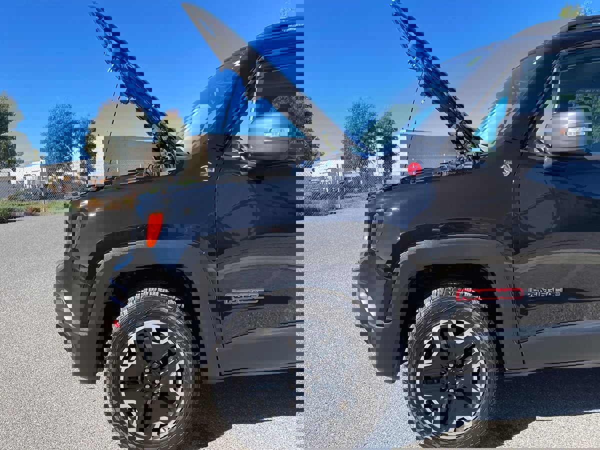 Used 2016 Jeep Renegade Trailhawk w/ Premium Trailhawk Package image 30