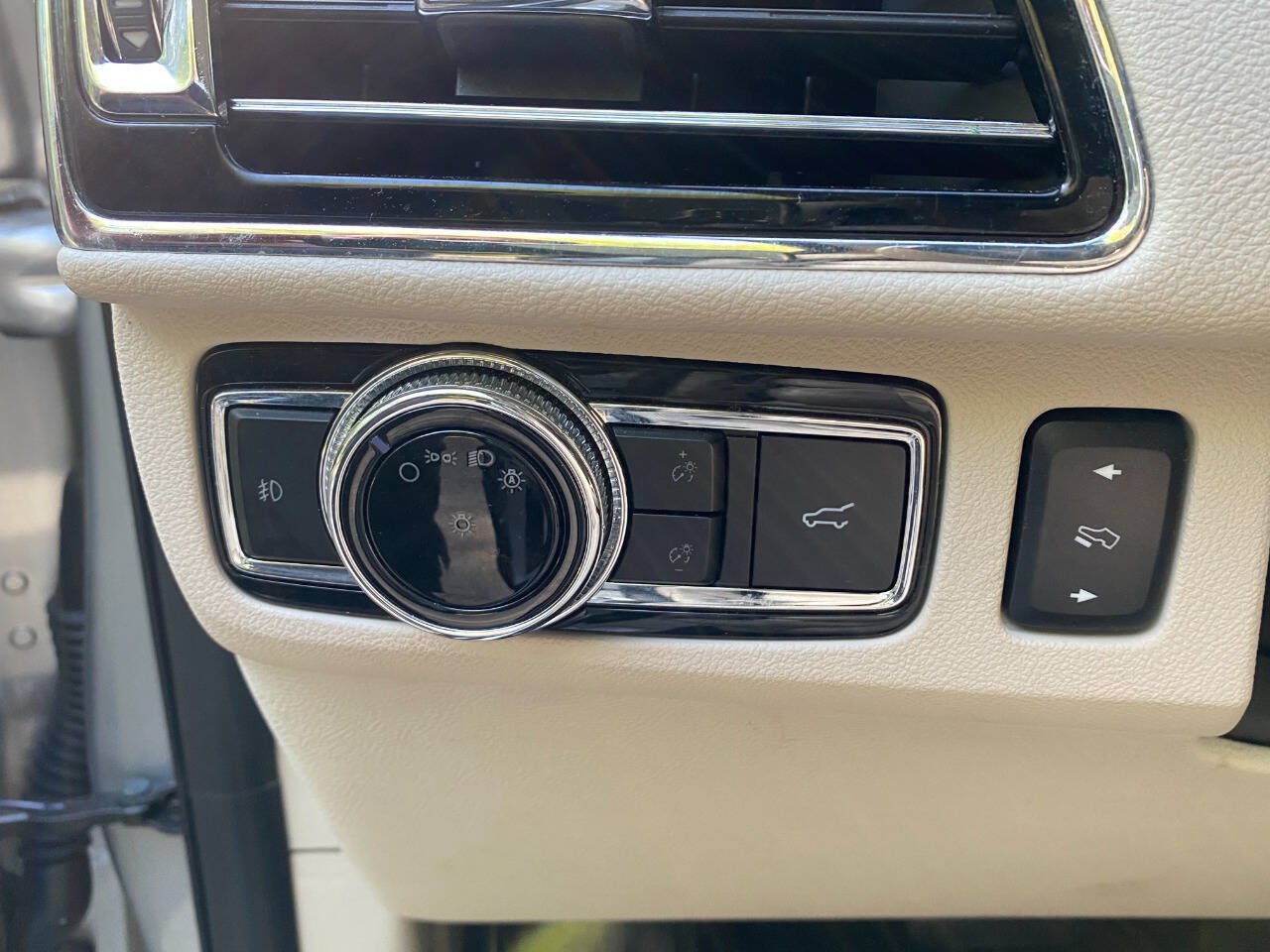 Used 2019 Lincoln Navigator Reserve AWD/4WD image 17