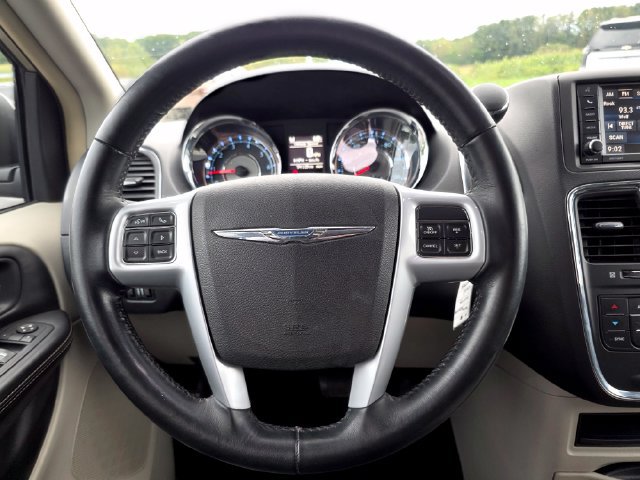 Used 2014 Chrysler Town & Country Touring FWD image 33