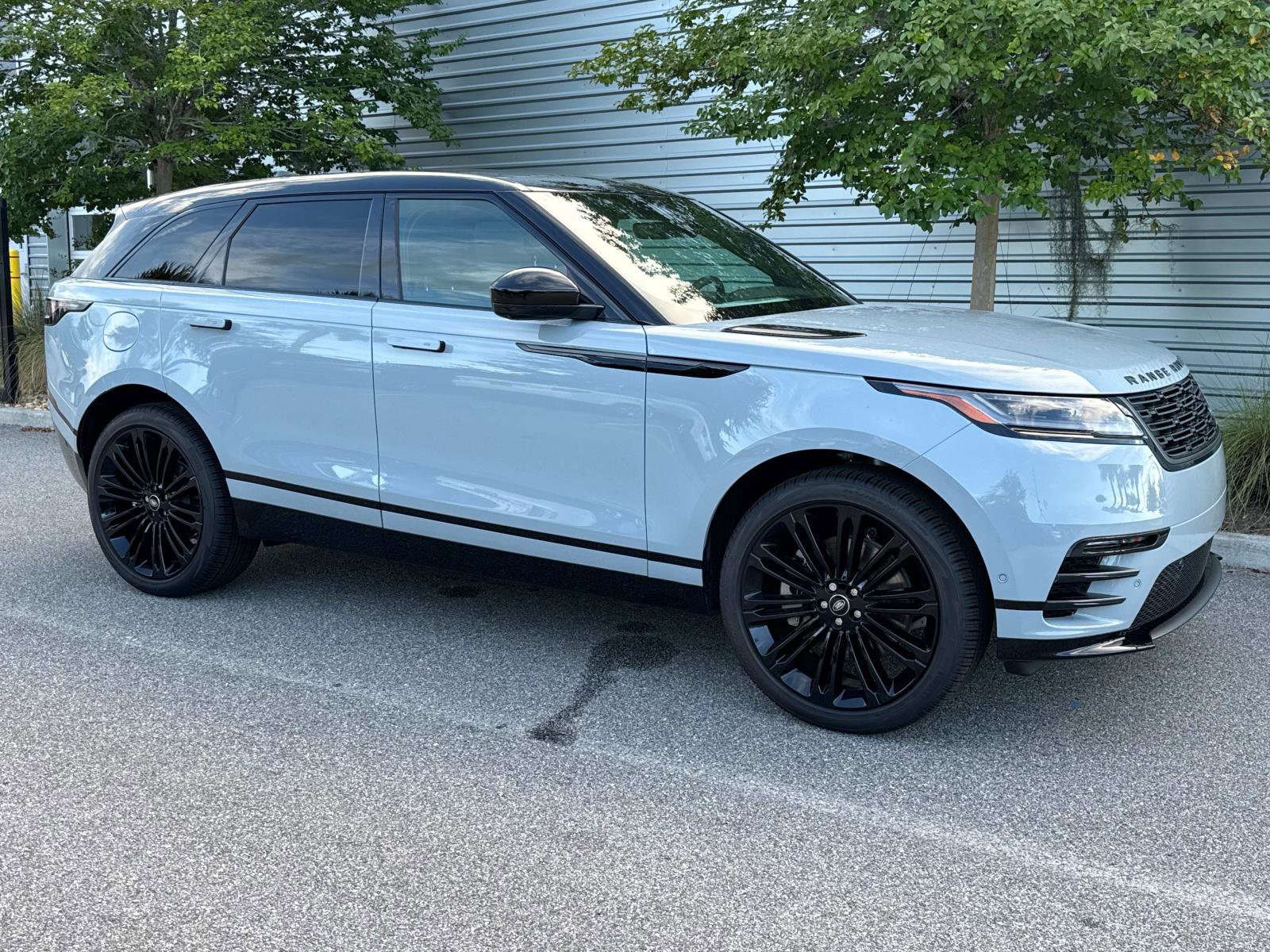 New 2026 Land Rover Range Rover Velar Dynamic SE image 4