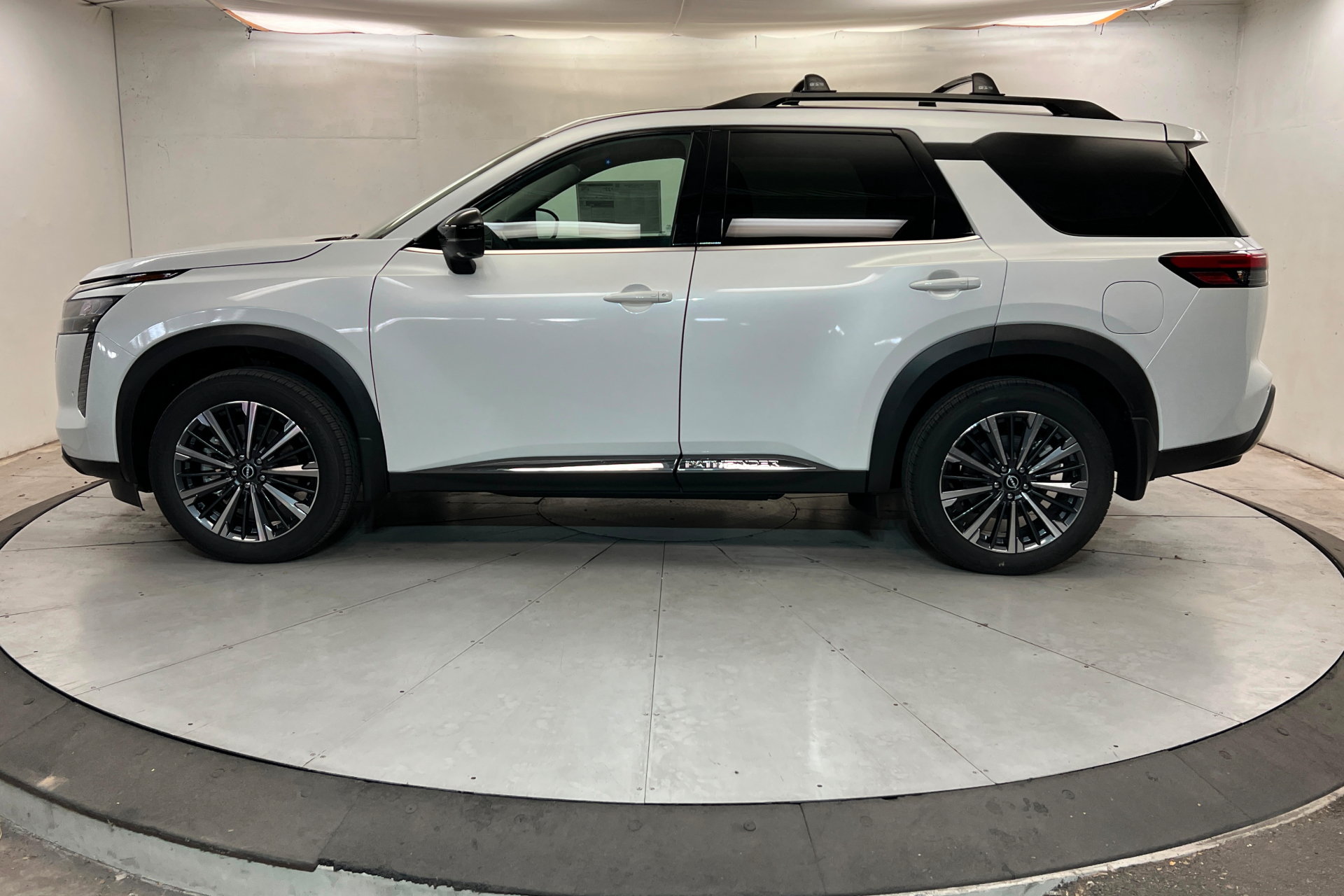 New 2026 Nissan Pathfinder Platinum AWD/4WD image 2