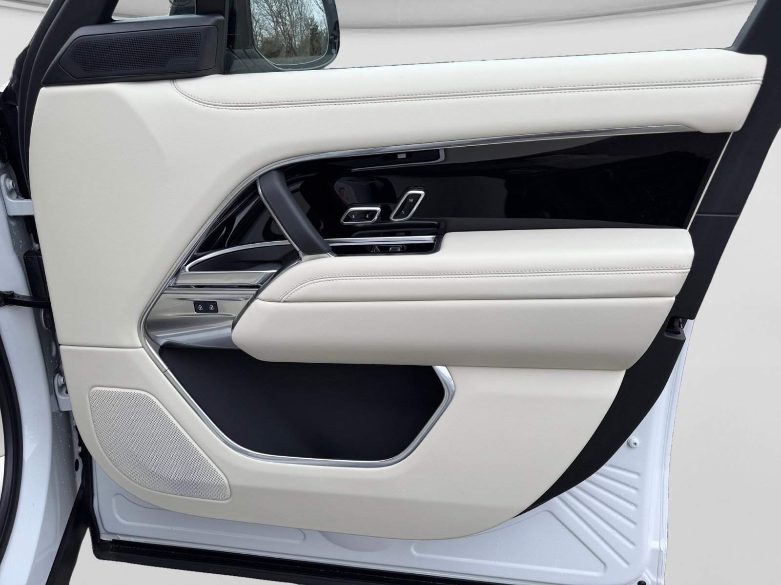 Used 2025 Land Rover Range Rover SE image 24