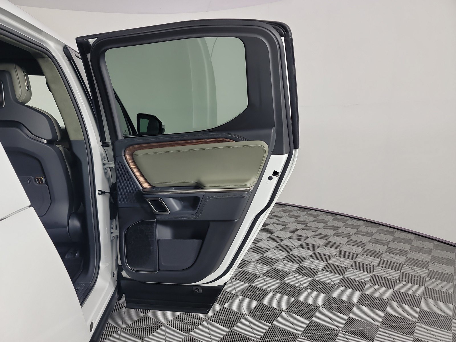 Used 2024 Rivian R1T Adventure AWD/4WD image 19